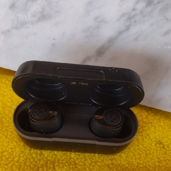 Skullcandy Jib True Black Wireless Earbuds with Charging Case NWOT - Picture 1 of 2